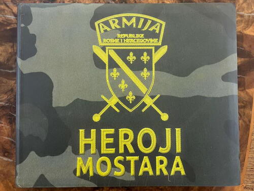 Ambasadorica BiH uručila Macronu knjigu "Heroji Mostara" kao poruku istine i sjećanja