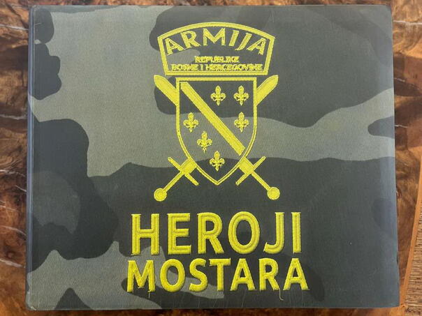 Ambasadorica BiH uručila Macronu knjigu "Heroji Mostara" kao poruku istine i sjećanja