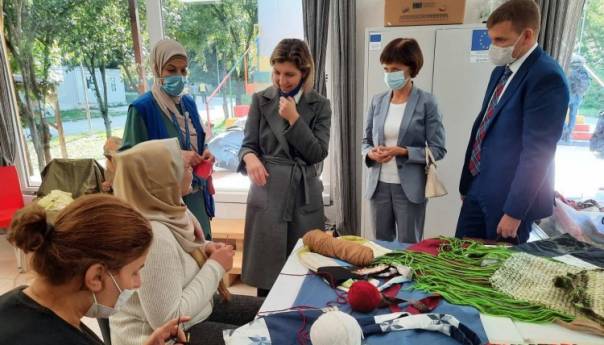 Ambasadorica Češke u BiH i šefica Misije IOM-a posjetile prihvatni centar Ušivak
