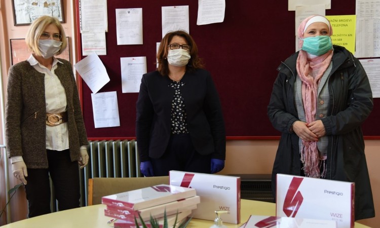 Ambasadorica Hartmann donirala deset tableta OŠ 'Kulin Ban' Visoko