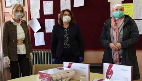 Ambasadorica Hartmann donirala deset tableta OŠ 'Kulin Ban' Visoko