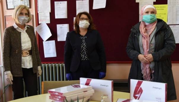 Ambasadorica Hartmann donirala deset tableta OŠ 'Kulin Ban' Visoko