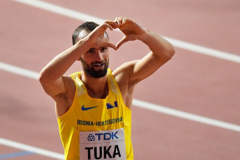 Amel Tuka: Ustanimo i pozdravimo sjajne djevojke i cijeli tim