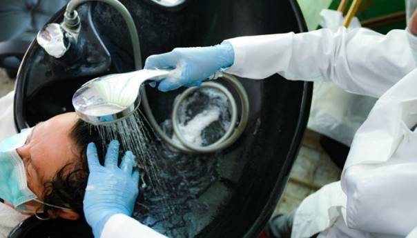 Američka frizerka završila u zatvoru zbog rada u vrijeme epidemije