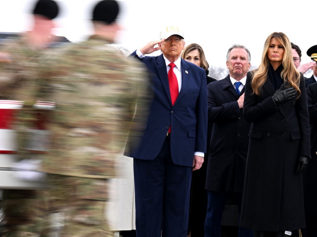 Američki vojnici nosili kovčege s tijelima poginulih vojnika, Trump salutirao