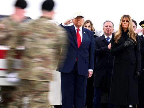Američki vojnici nosili kovčege s tijelima poginulih vojnika, Trump salutirao