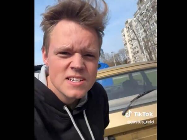 Američkom influenseru izgrebali auto i skinuli beogradske tablice