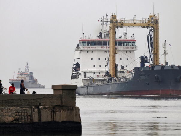 Amerika poziva EU da se pridruži 100-postotnim carinama na rusku naftu