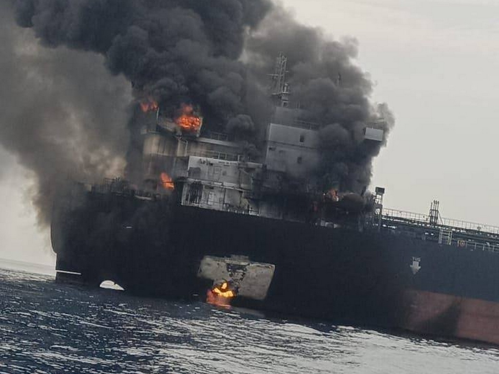 Amerika snažno udara, Iran objavio fotografiju gorućeg tankera