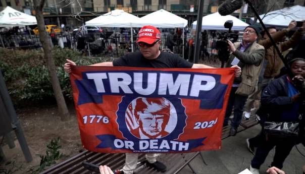 Amerikanci podijeljeni oko krivičnih prijava protiv Trumpa