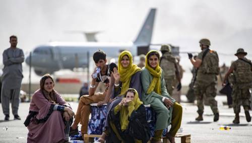 Amerikanci u Kabul šalju avione za evakuaciju, na aerodromu još 20.000 ljudi