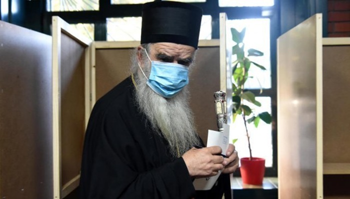 Amfilohije priključen na kiseonik?