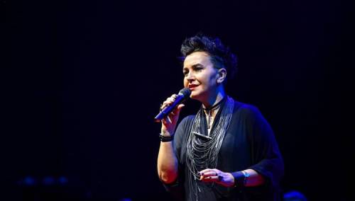 Amira sevdahom i kafanskom pjesmom nadjačala kišu