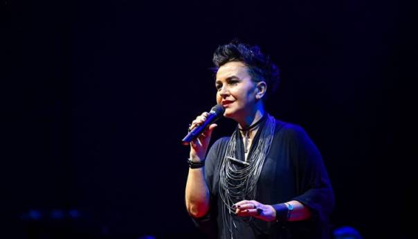 Amira sevdahom i kafanskom pjesmom nadjačala kišu