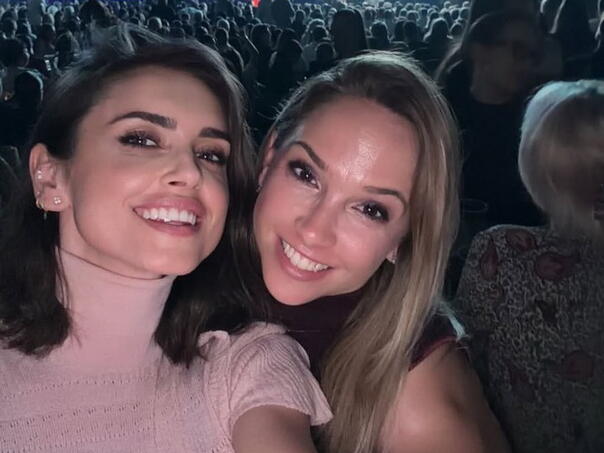 Amra Džeko i Vesna Kolarov zajedno na koncertu Zdravka Čolića