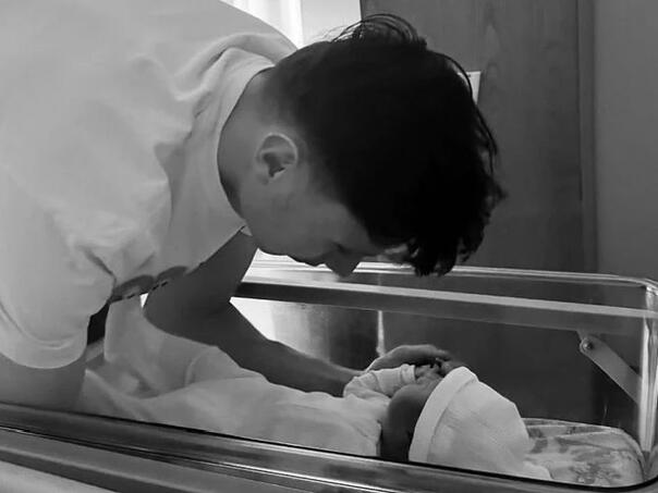 Anel Ahmedhodžić i supruga dobili još jednu prinovu u porodici