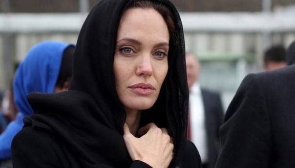 Angelina Jolie čestitala 8. mart Majkama Srebrenice