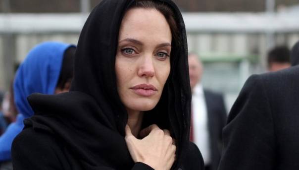 Angelina Jolie čestitala 8. mart Majkama Srebrenice
