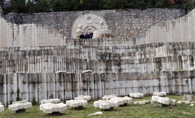 Antifašisti osudili uništenje spomen ploča na Partizanskom groblju u Mostaru