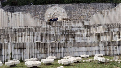 Antifašisti osudili uništenje spomen ploča na Partizanskom groblju u Mostaru