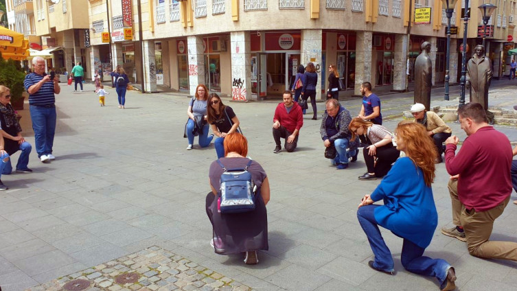 Antirasistički performans u Tuzli: Rasizma ima i na našem području