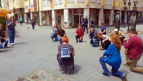 Antirasistički performans u Tuzli: Rasizma ima i na našem području