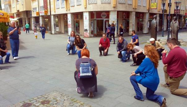 Antirasistički performans u Tuzli: Rasizma ima i na našem području