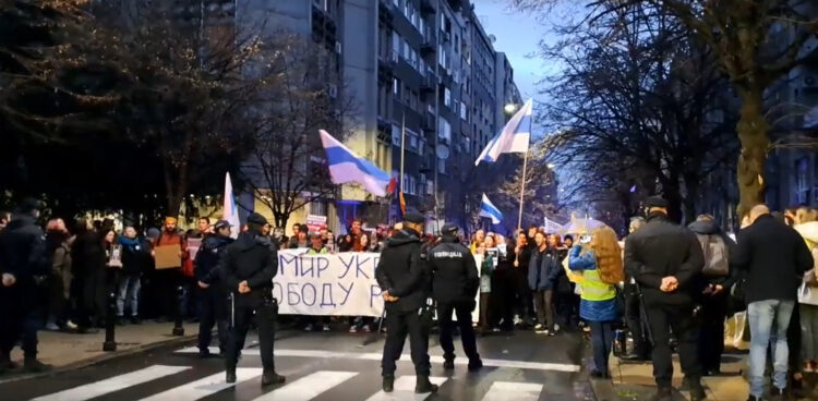 Antiratni protest ruskog društva u Beogradu: “Mir Ukrajini, Putina u Hag!”
