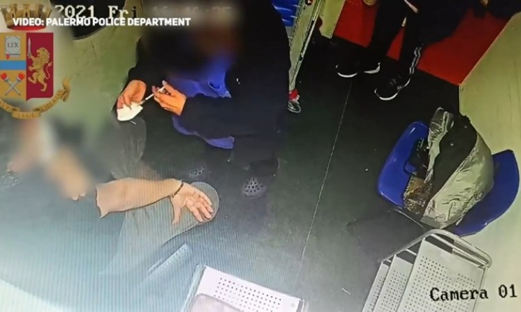 Antivakseri i medicinska sestra uhapšeni zbog lažne vakcinacije na Siciliji