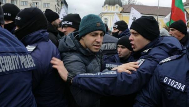 Antivakseri pokušali provaliti u zgradu parlamenta u Bugarskoj