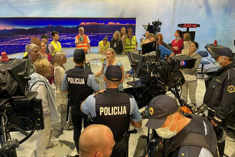 Antivakseri sinoć upali u zgradu televizije Slovenije