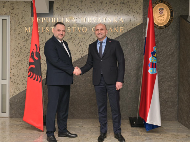Anušić sa albanskim ministrom nakon Vučićevih najava o naoružanju: Ne vidim problem...