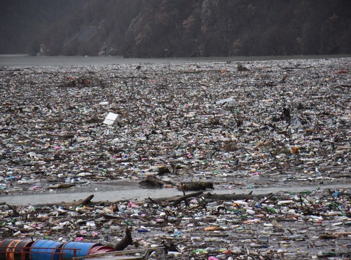 AP: Tone smeća plutaju Drinom, jeziv prizor