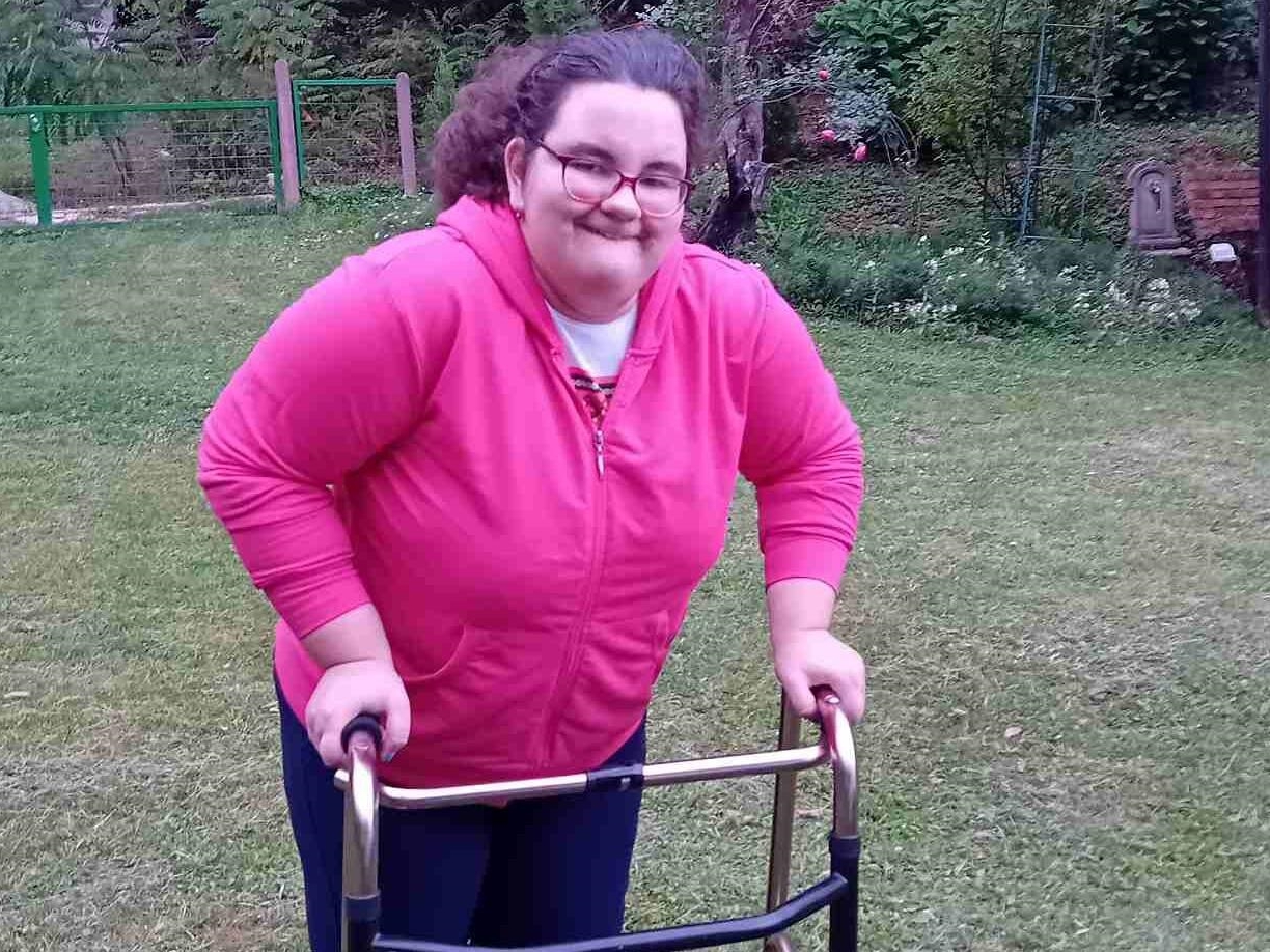 Apel: Pomozimo 16-godišnjoj Amri koja ima cerebralnu paralizu