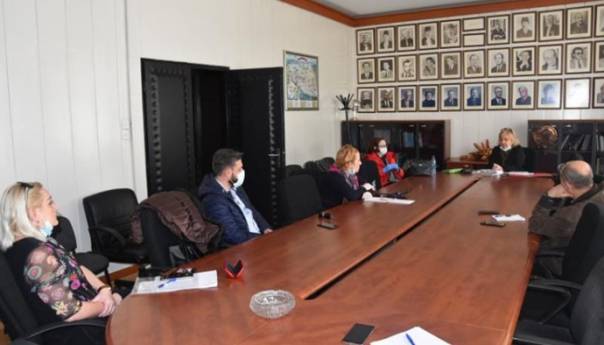 Apel stanovnicima da ograniče kretanje na otvorenom u KS