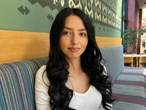 Apel za liječenje: Pomozimo 18-godišnjoj Amini da stane na obje noge