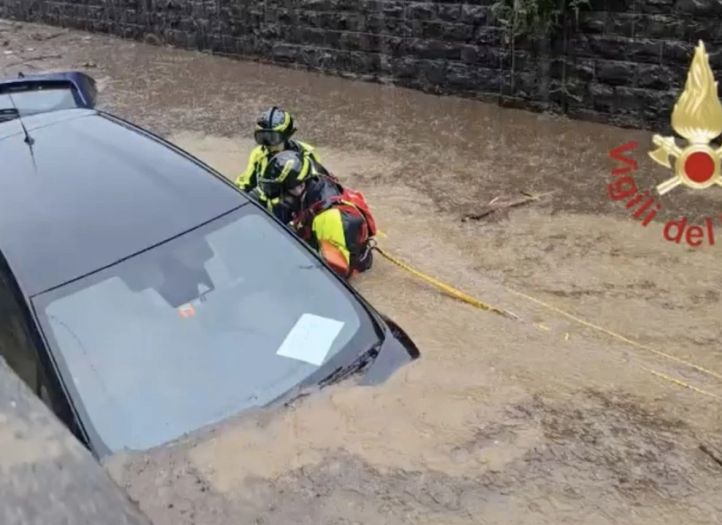 Apokalipsa u Italiji: Klizište ide ka kućama, putevi i automobili pod vodom