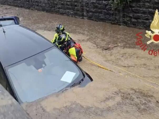 Apokalipsa u Italiji: Klizište ide ka kućama, putevi i automobili pod vodom