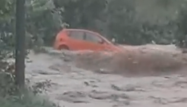 Apokaliptične scene iz Sapne, vodena bujica nosi sve pred sobom