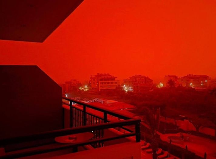 Apokaliptične slike iz Grčke: Crveni dim prekrio nebo