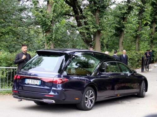 Armani sahranjen u rodnom selu u krugu bliskih prijatelja