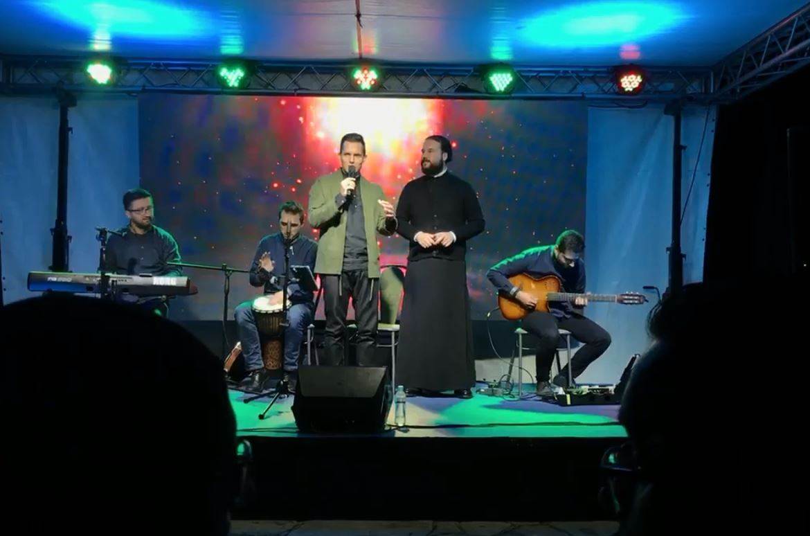 Armin Muzaferija i đakon Branislav Rajković izveli ilahiju “Ben alar'm”