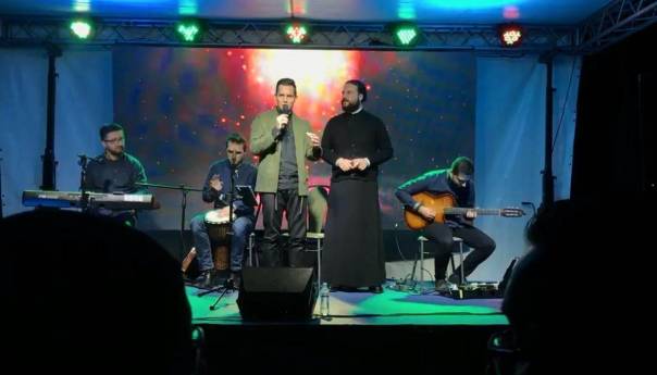 Armin Muzaferija i đakon Branislav Rajković izveli ilahiju “Ben alar'm”