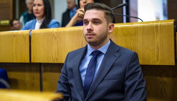 Arnel Isak na sjednici Parlamenta FBiH napustio NES