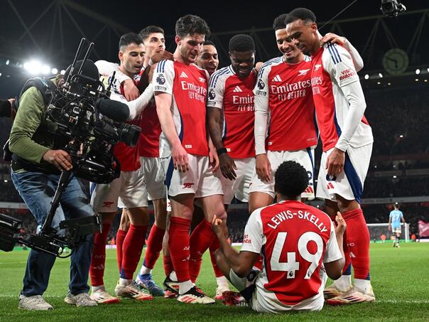 Arsenal demolirao Manchester City, petarda na Emiratesu