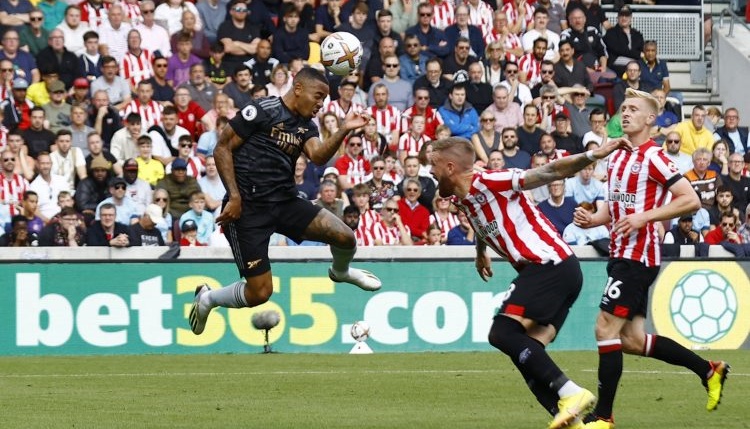 Arsenal hara i opet je na vrhu