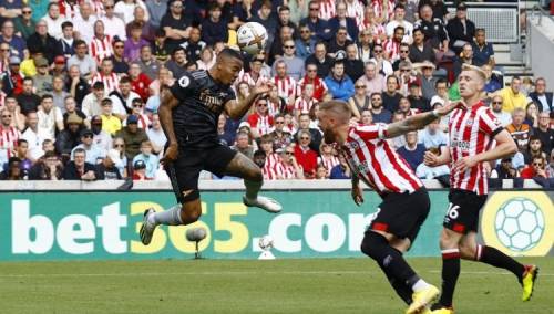 Arsenal hara i opet je na vrhu