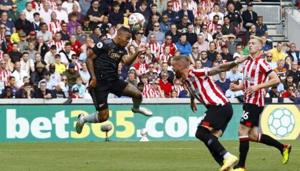 Arsenal hara i opet je na vrhu