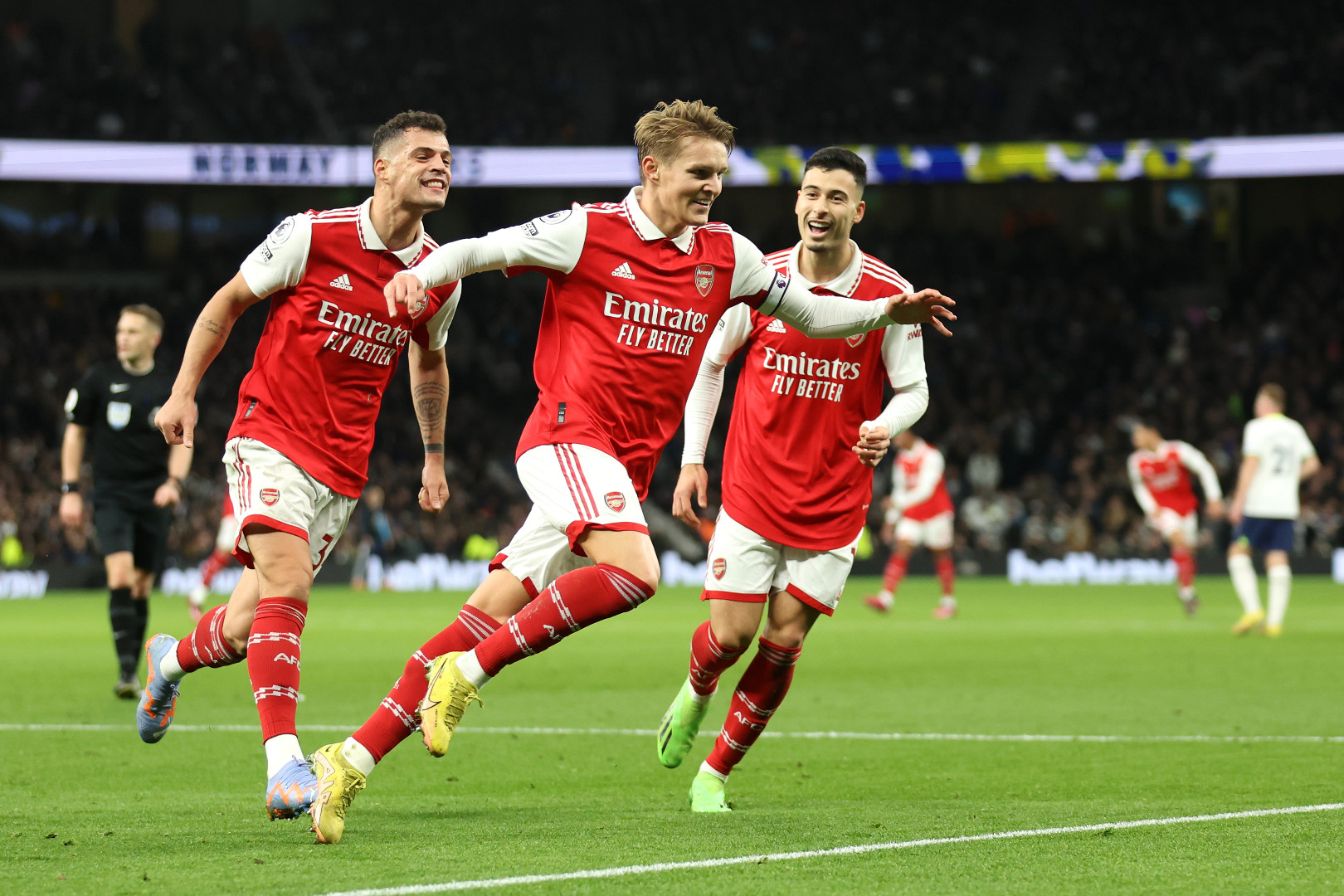 Arsenal slavio u derbiju i nastavio grabiti ka tituli