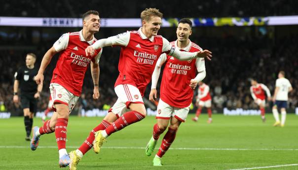 Arsenal slavio u derbiju i nastavio grabiti ka tituli